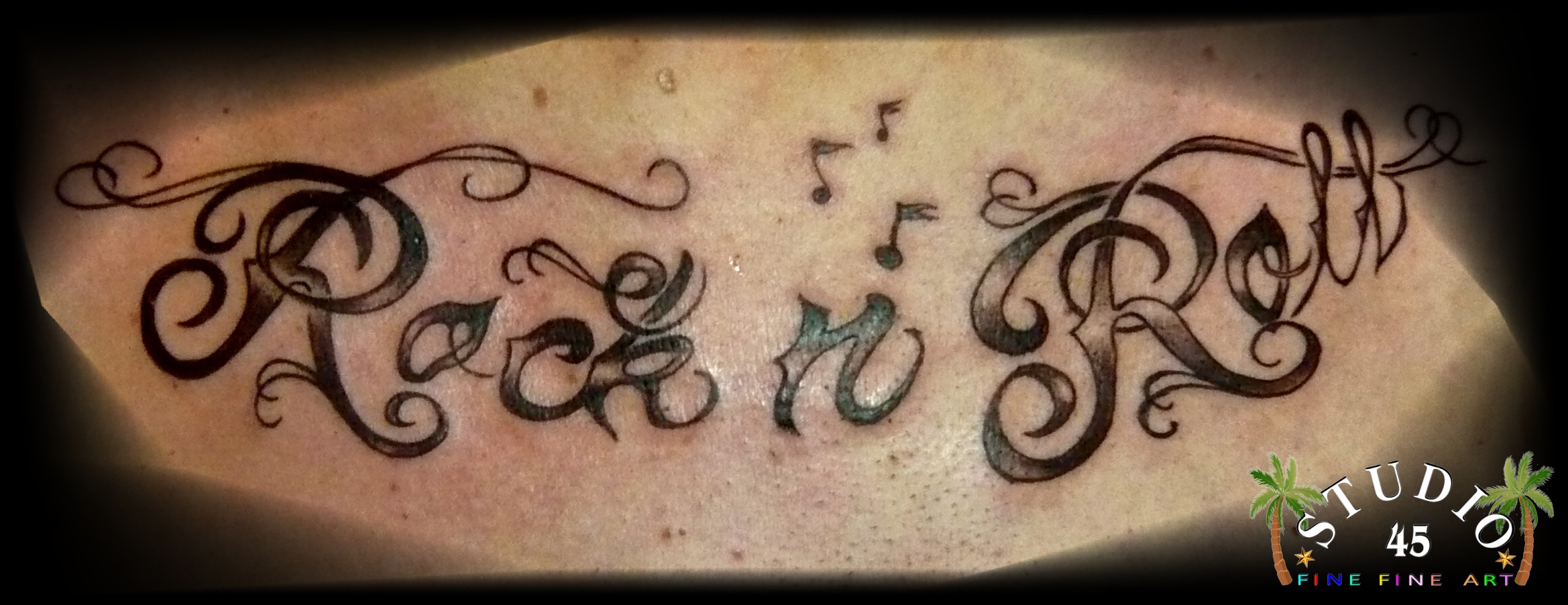 Rock n Roll Schriftzug Brust Tattoo Recklinghausen STUDIO 45